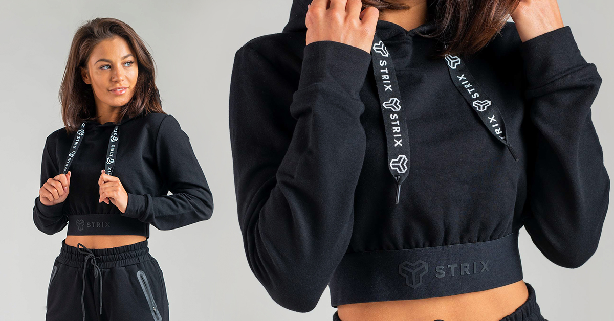 Der Essential Cropped Hoodie für Damen Schwarz - STRIX